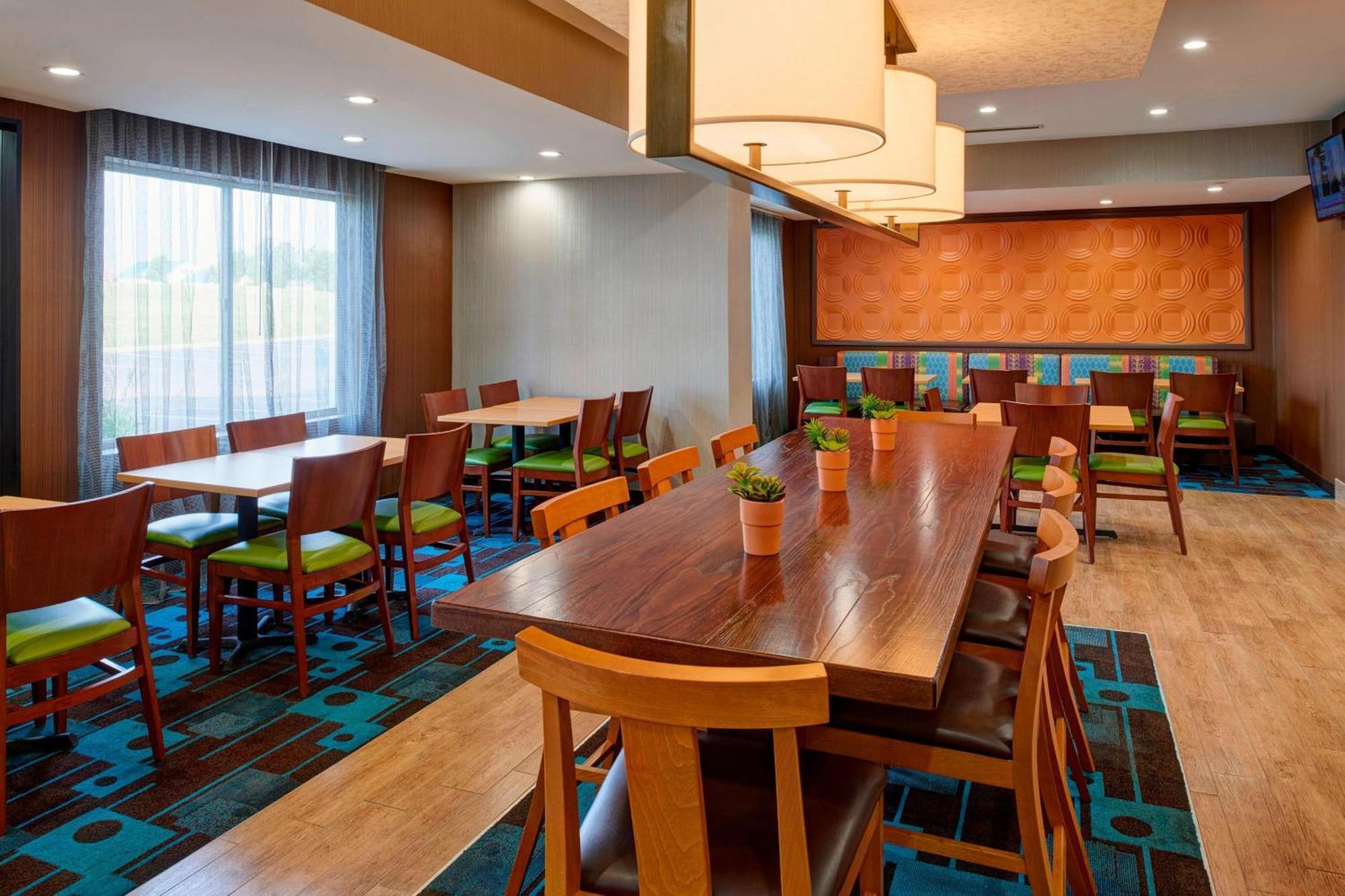 Fairfield Inn By Marriott Richmond New Paris Екстер'єр фото
