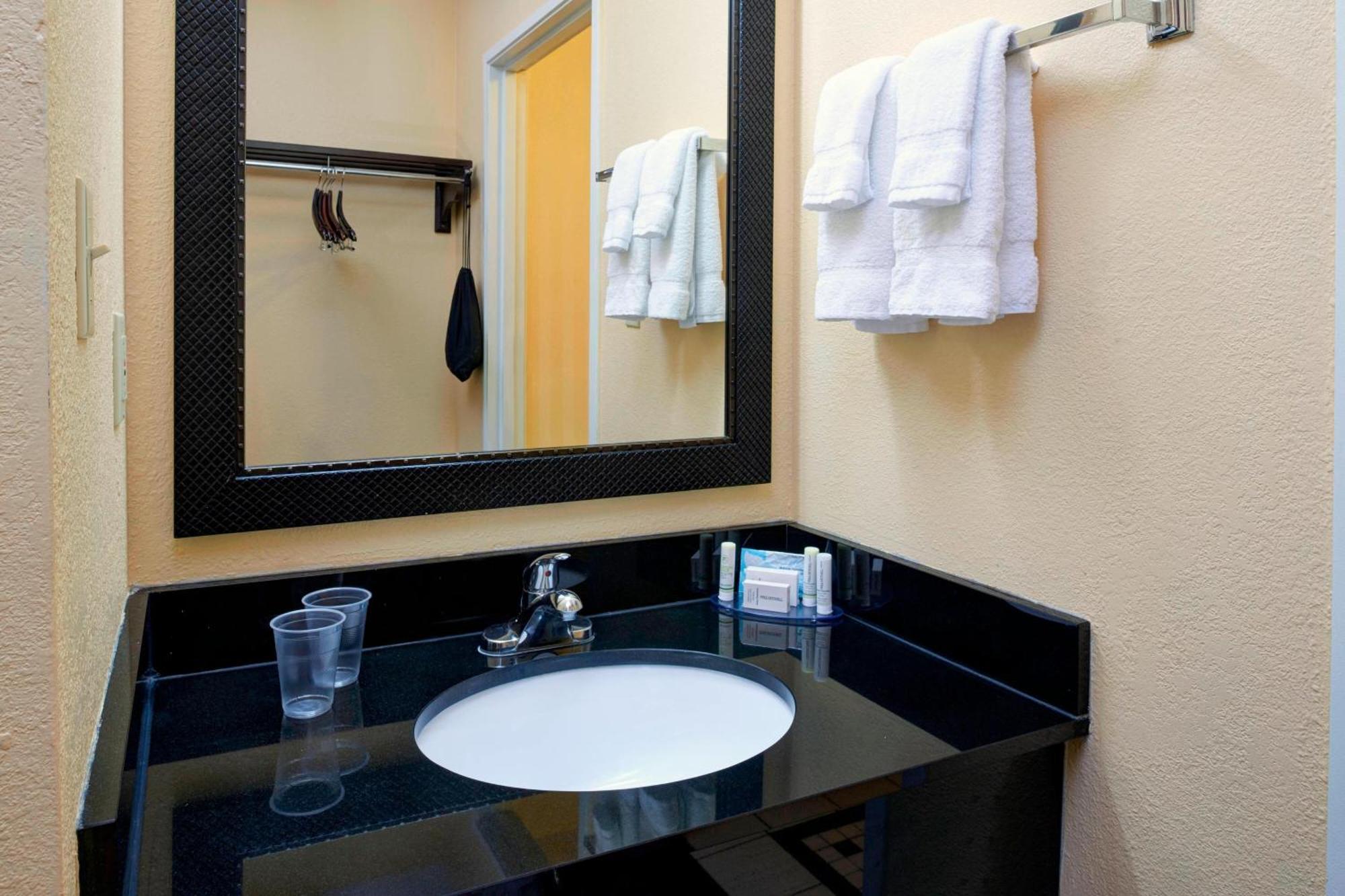 Fairfield Inn By Marriott Richmond New Paris Екстер'єр фото