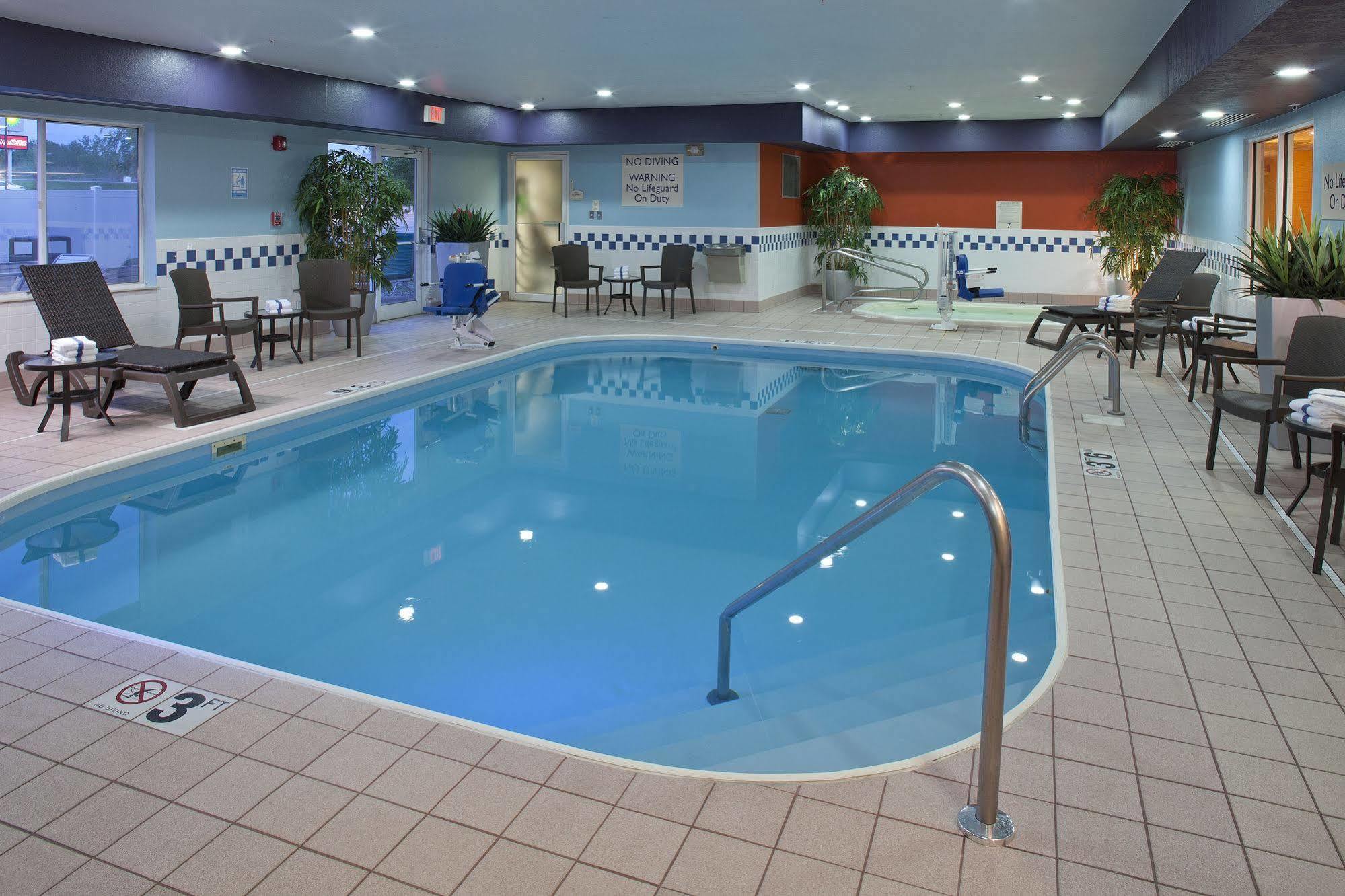 Fairfield Inn By Marriott Richmond New Paris Екстер'єр фото
